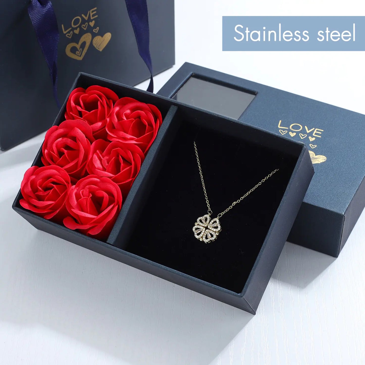 Coffret cadeau de roses avec colliers à quatre feuilles et cœur 