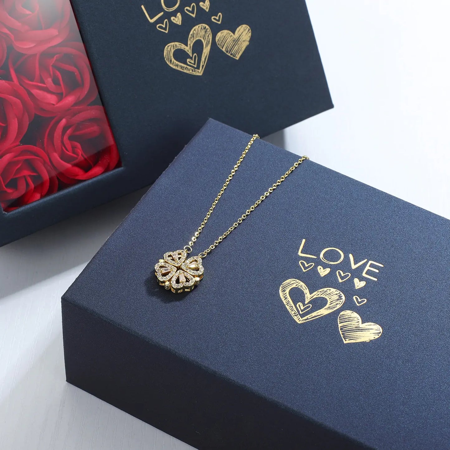 Coffret cadeau de roses avec colliers à quatre feuilles et cœur 