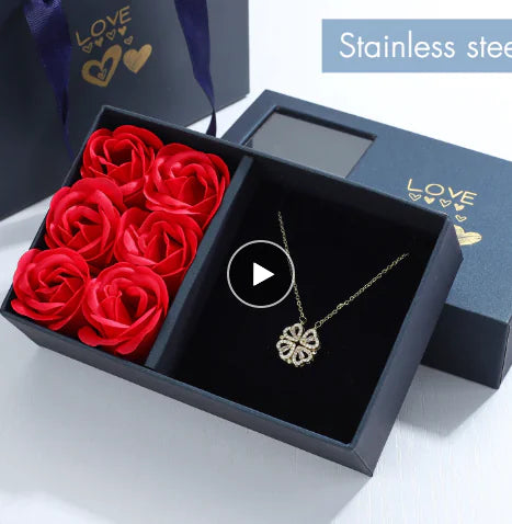 Coffret cadeau de roses avec colliers à quatre feuilles et cœur 