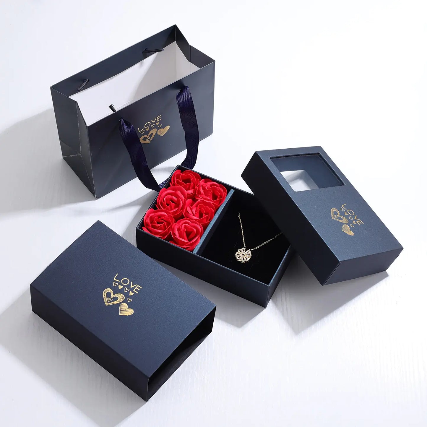 Coffret cadeau de roses avec colliers à quatre feuilles et cœur 